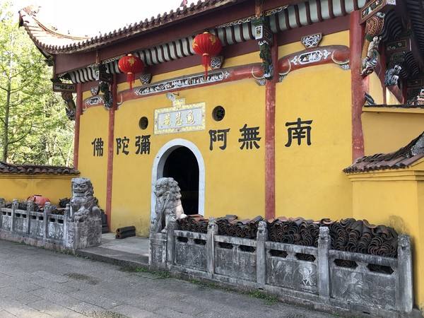 富家小姐出身，加入志愿军当军医，死后化为世界唯一一尊肉身菩萨