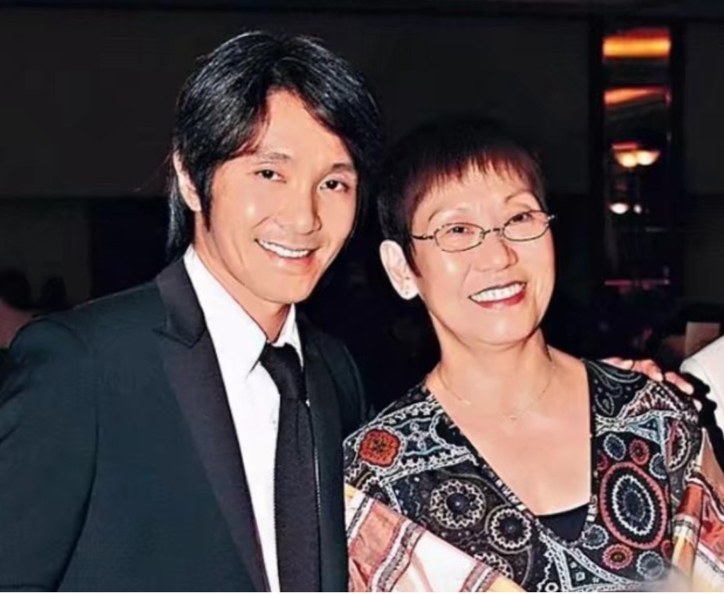 周星驰现身法庭排场大，状态放松自信十足，感情几度波折令人惋惜