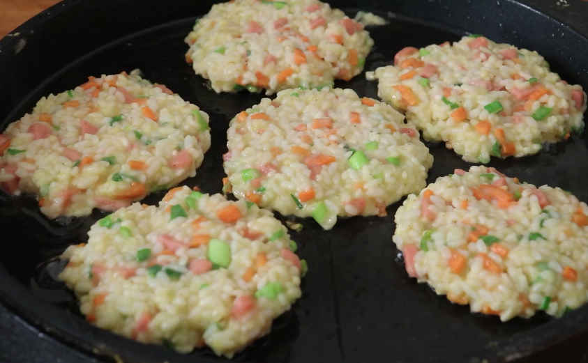 Don’t make egg fried rice with leftover rice. It’s simple to make, and both adults and children love it. It’s nutritious and greedy