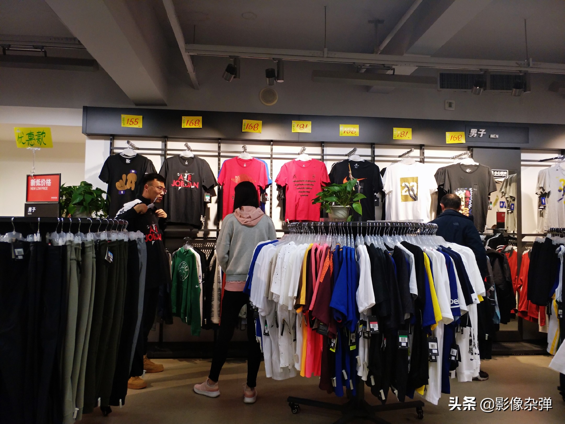 店里推出了不少"优惠款"的运动服和运动鞋,号称创价格"新低".