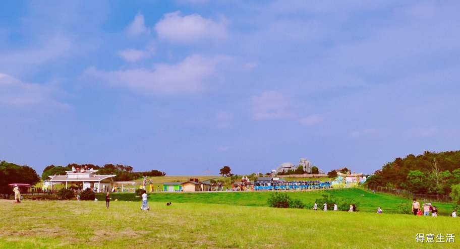 来到网红小火车打卡地！景色太美了，终于坐上