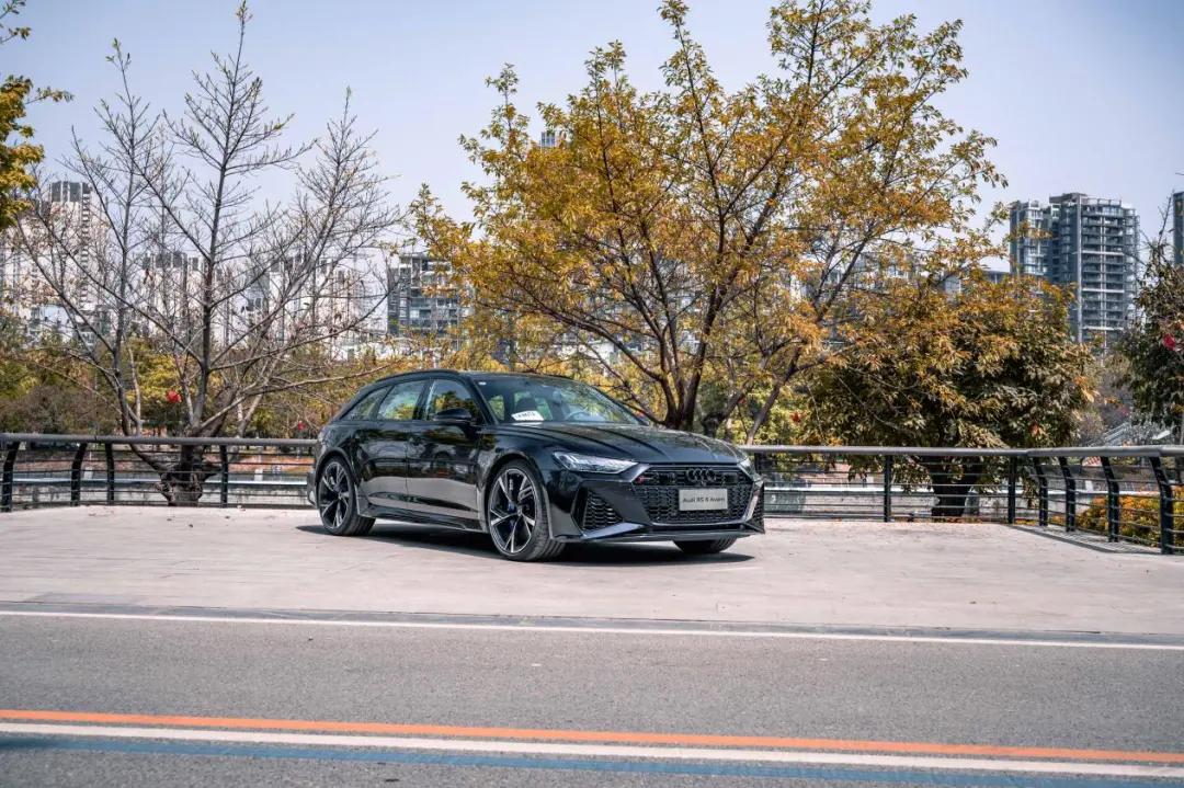试完这台奥迪8缸性能车后发现，原来性能车也能很舒适