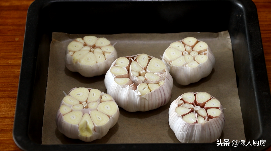 這是烤箱版烤大蒜頭的做法，比碳烤得更省事，軟糯鹹香