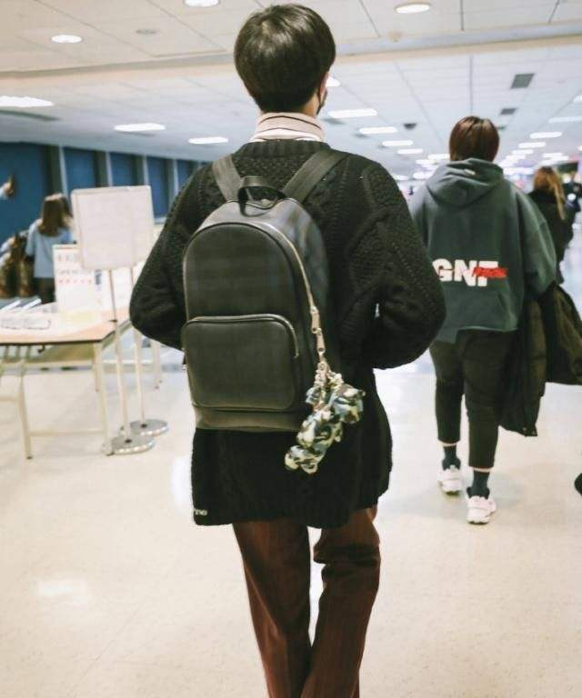 冬天背包太笨重？几何设计的斜挎包巨能装，全球众筹超1600万