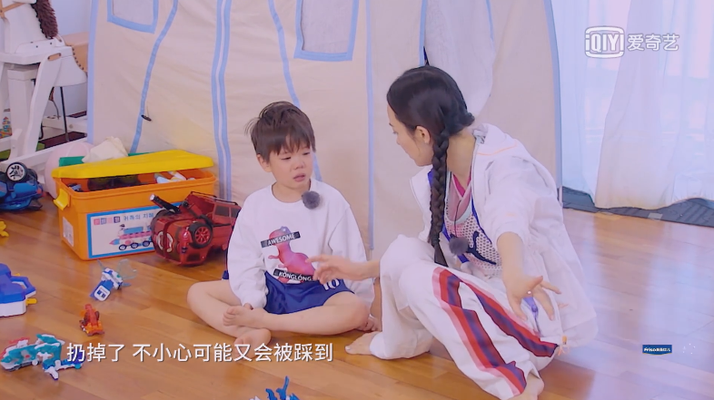 嗯哼踩疼脚崩溃大哭，霍思燕的处理方式获百万点赞，堪称教科书级