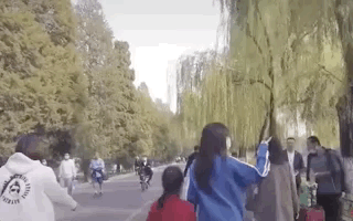 李小璐帶女兒遊故宮，甜馨輕鬆翻跟頭，被媽媽背在背上互動溫馨