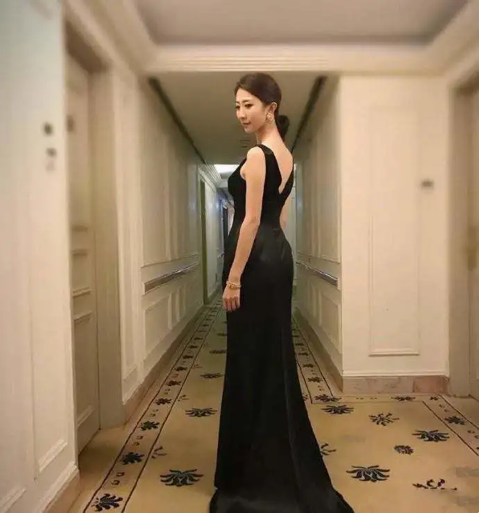 不愧是孙红雷老婆,穿一身白霸气十足,《扫黑