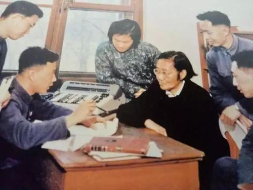 她留学美国，国家需要时却毅然回国，为造原子弹深入西北多年