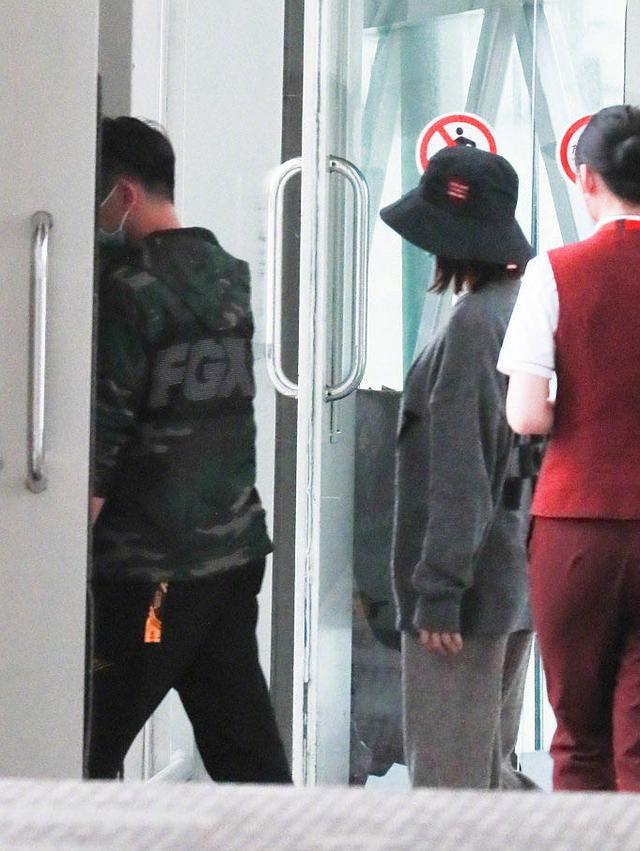 郑恺和苗苗同框现身机场，苗苗穿着宽松巧遮肚
