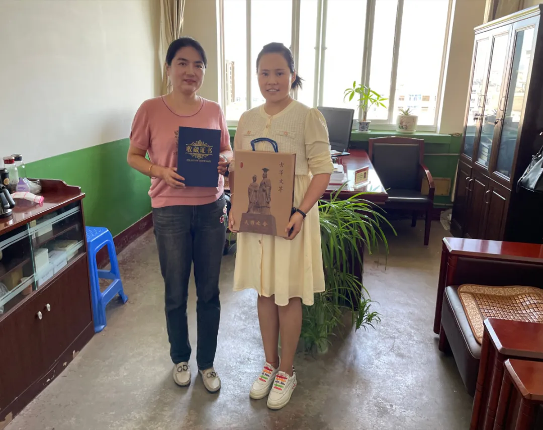 合阳县地方志办公室向渭南市图书馆捐赠地方文献