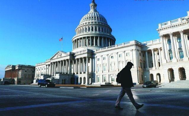 美国欠中国1.2万亿美元，可建40支航母编队，万一