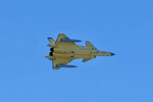 天空突显黄皮歼-20，外挂一对巨型副油箱，彰显