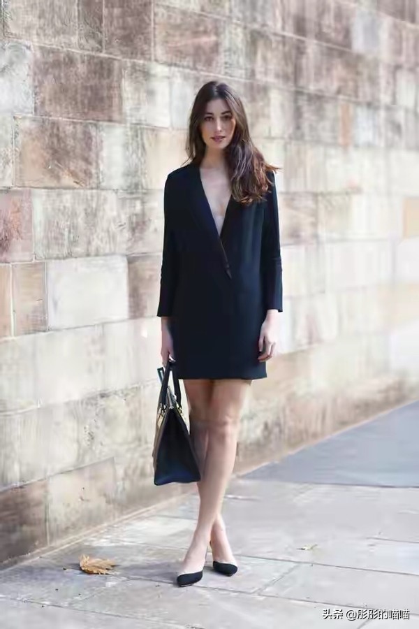 赵雅芝越老越敢穿，全身上下只穿一件西装，看