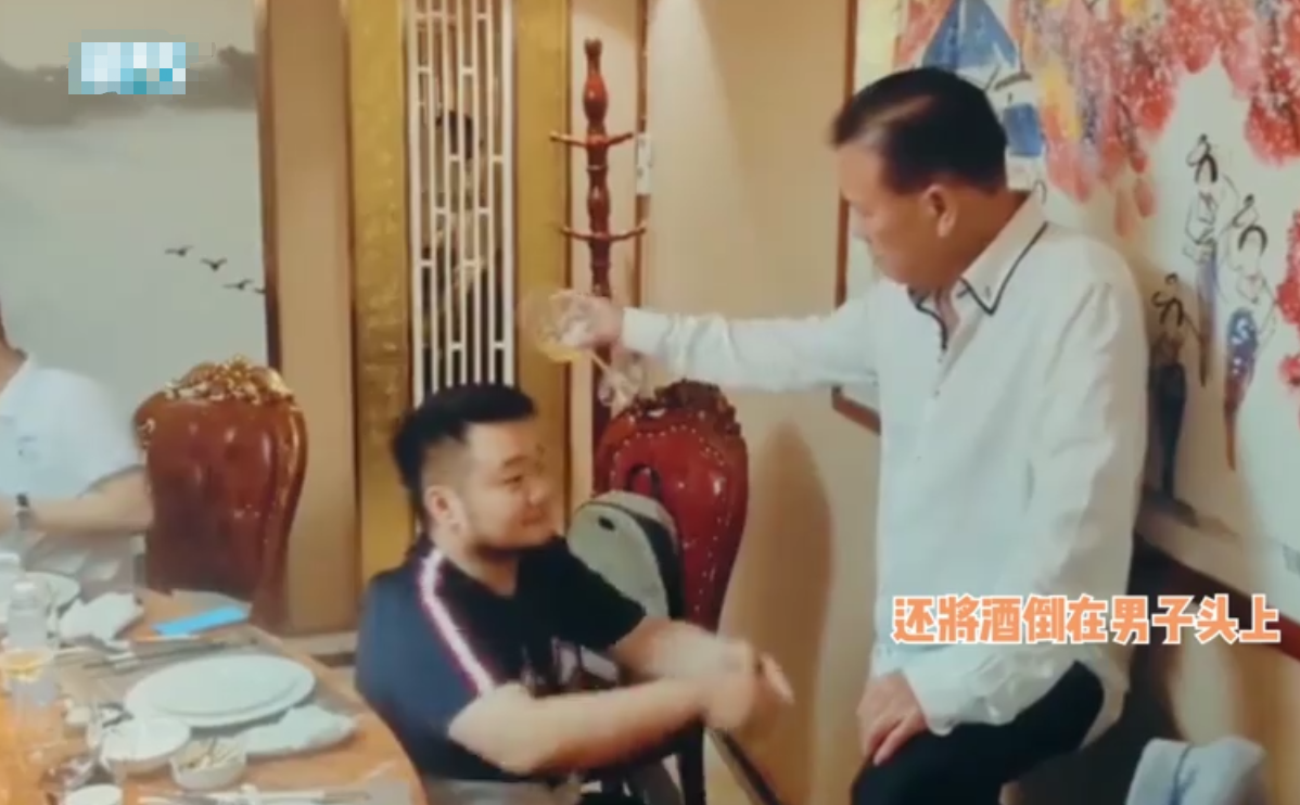 万梓良的不幸史：从影帝到街头"卖丑"，