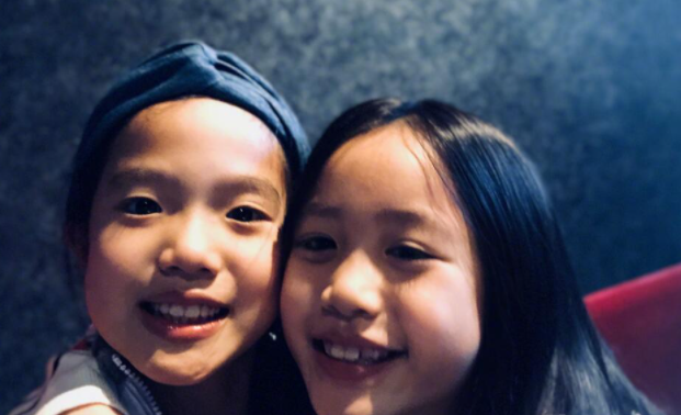 熊黛林全家福罕曝光，40岁素颜嫩成少女，双胞胎女儿容貌却差距大
