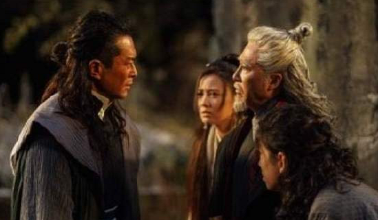 王晶只是借用了《倚天屠龙记》的名字，剧情跟