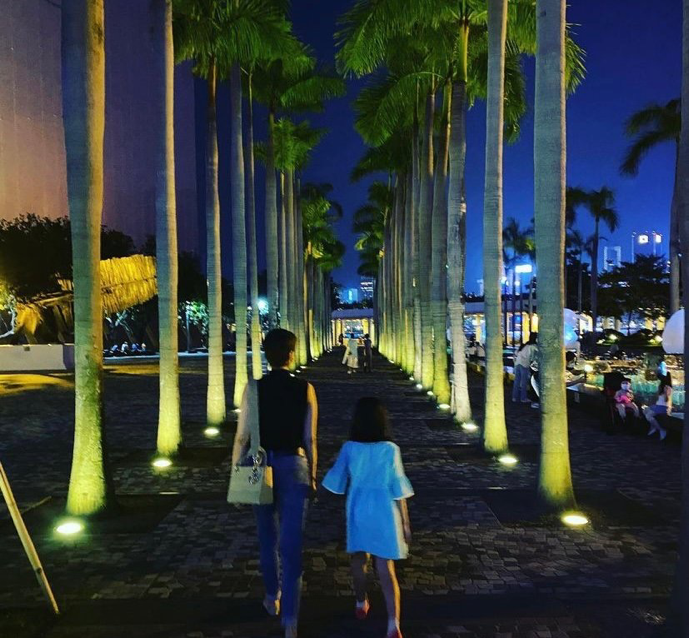 梁咏琪晒一家散步照，女儿快到母亲肩膀，侧颜鼻子高挺眼睫毛长