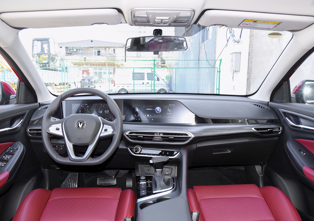 长安逸动plus，轴距2米7，1.4T爆158马力，家用好车