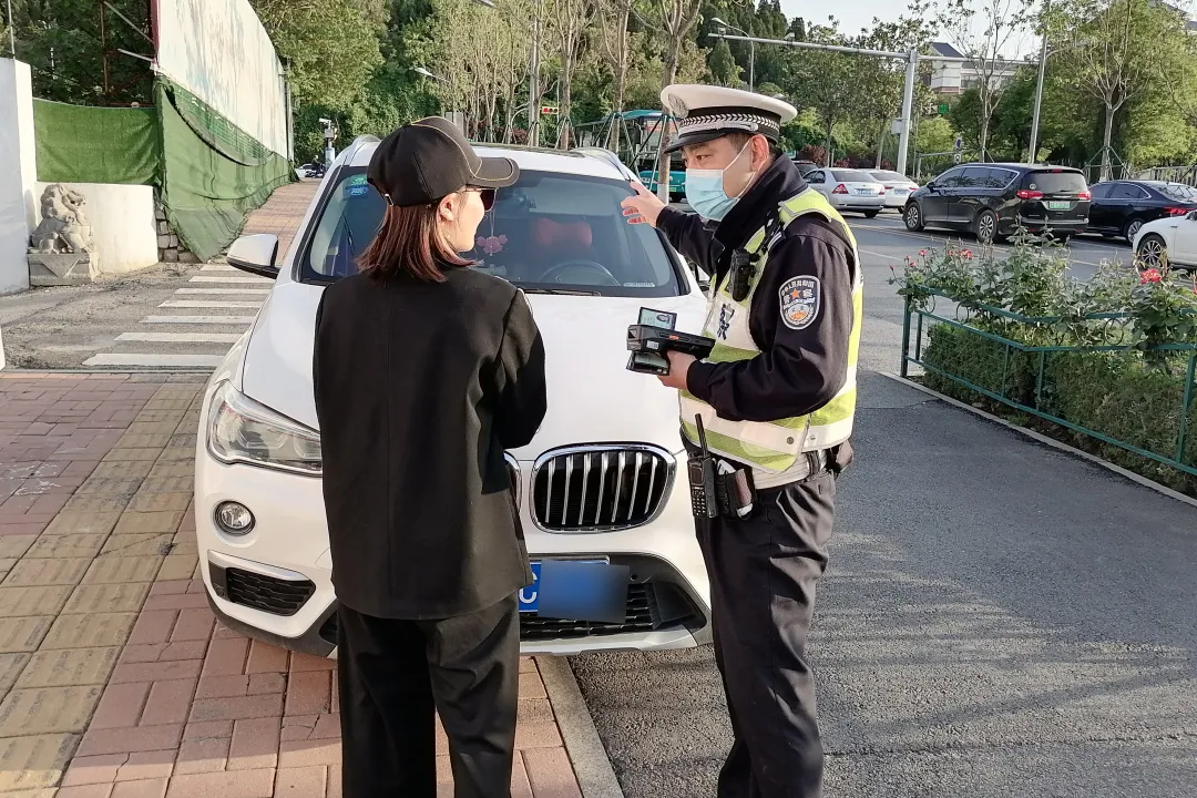 济南交警提醒:汽车天窗不是观景台,这样的“兜风”要不得