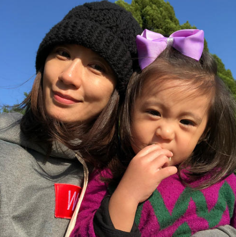 賈靜雯兩個女兒好美，咘咘恬靜淑女，3歲Bo妞越來越粘爸爸