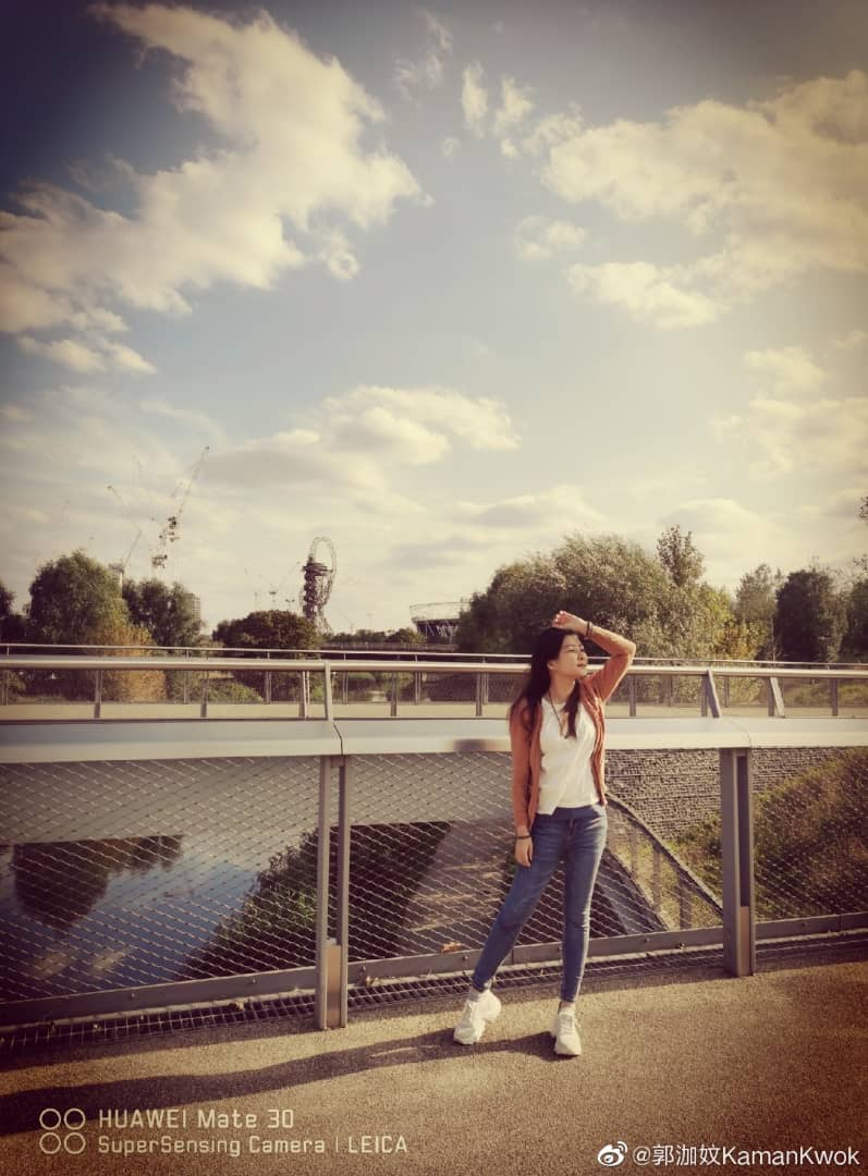 郭泇妏疫情期间欧游英国大晒美照教正确戴口罩保持正能量