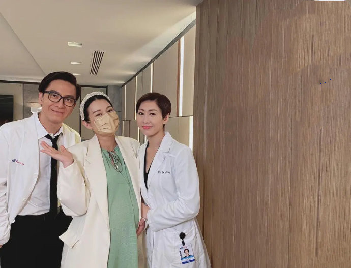 胡杏儿挺孕肚探班闺蜜，怀孕9月肚大如箩，穿宽