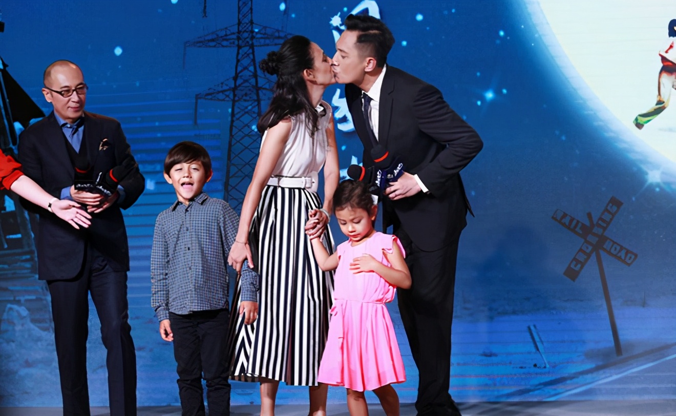 Liu Ye's family of four are in the same frame, and their foreign wife is very affectionate, and the mixed-race children's looks are against the sky