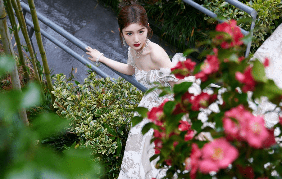 毛晓彤躲角落抽烟被拍，粉丝纷纷维护，杨颖抽