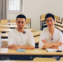 央视主持人晒大合影，撒贝宁太矮惨遭P图？被曝同款裤子20多条