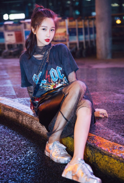 虞书欣这个“鱿鱼坐姿”够狠，双腿直接卷在一