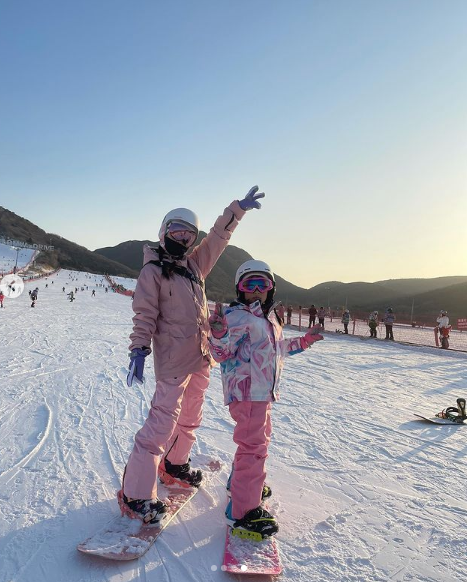 李小璐帶女兒滑雪，吐槽甜馨長太重卻抱著不撒手，母女同框超有愛