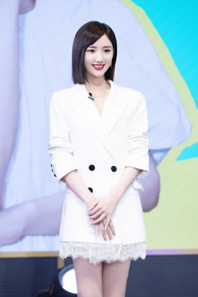 有一种保守叫毛晓彤穿短裙，缝上5cm蕾丝才穿出门，效果意外惊艳