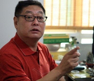 从厂工到亿万富翁，杨百万名利双收，如何诓骗数万股民倾家荡产？