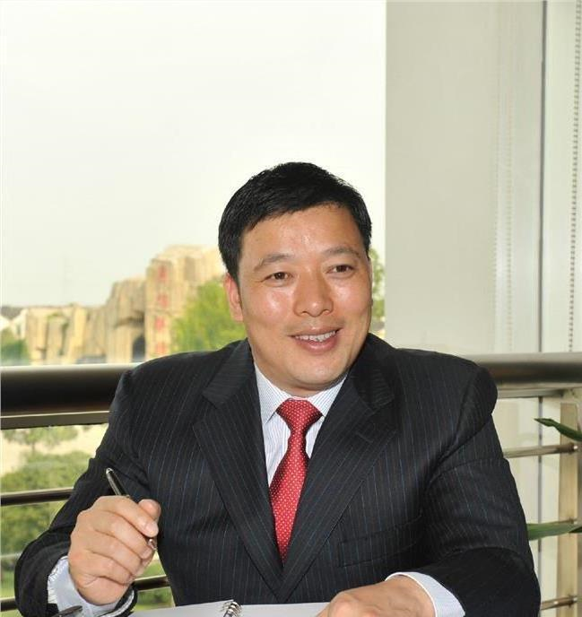建筑工人逆袭成为江苏新首富的陈建华，如今每天赚3.4亿元
