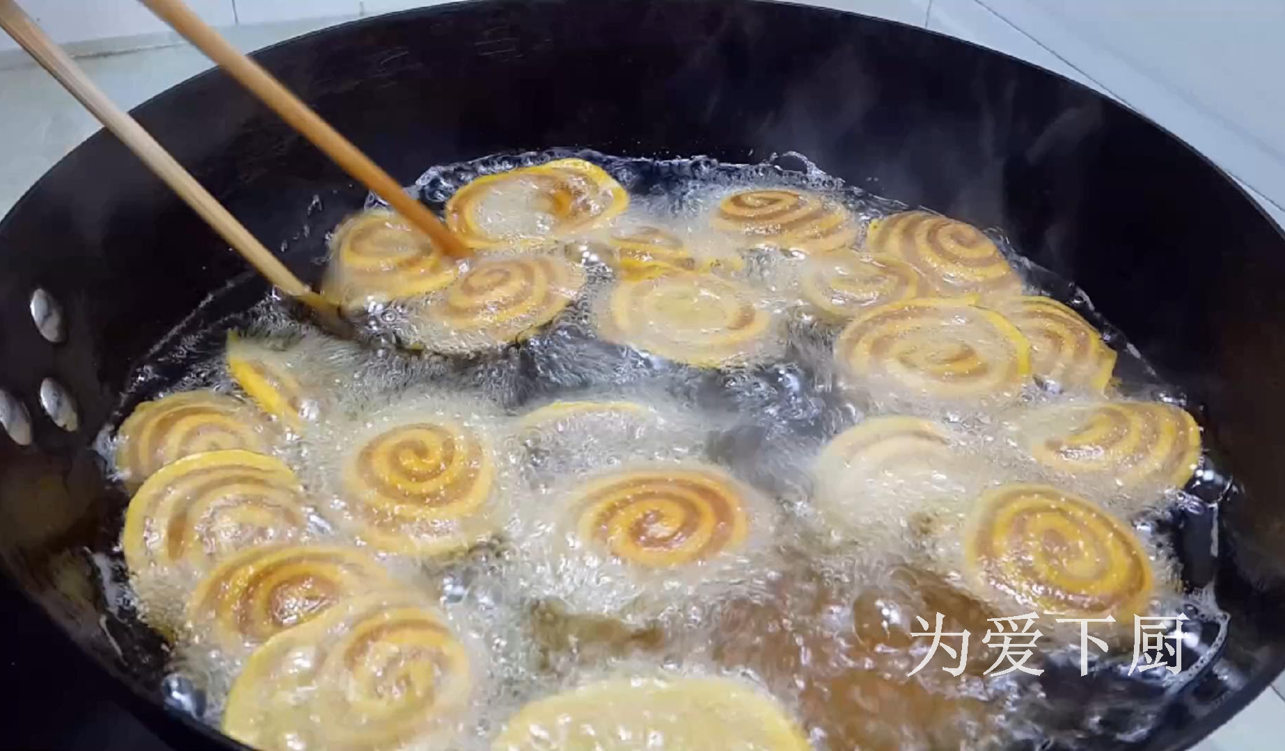 這零食的做法太好吃了，冰箱裡一放，比薯片還好吃，一口一個真香