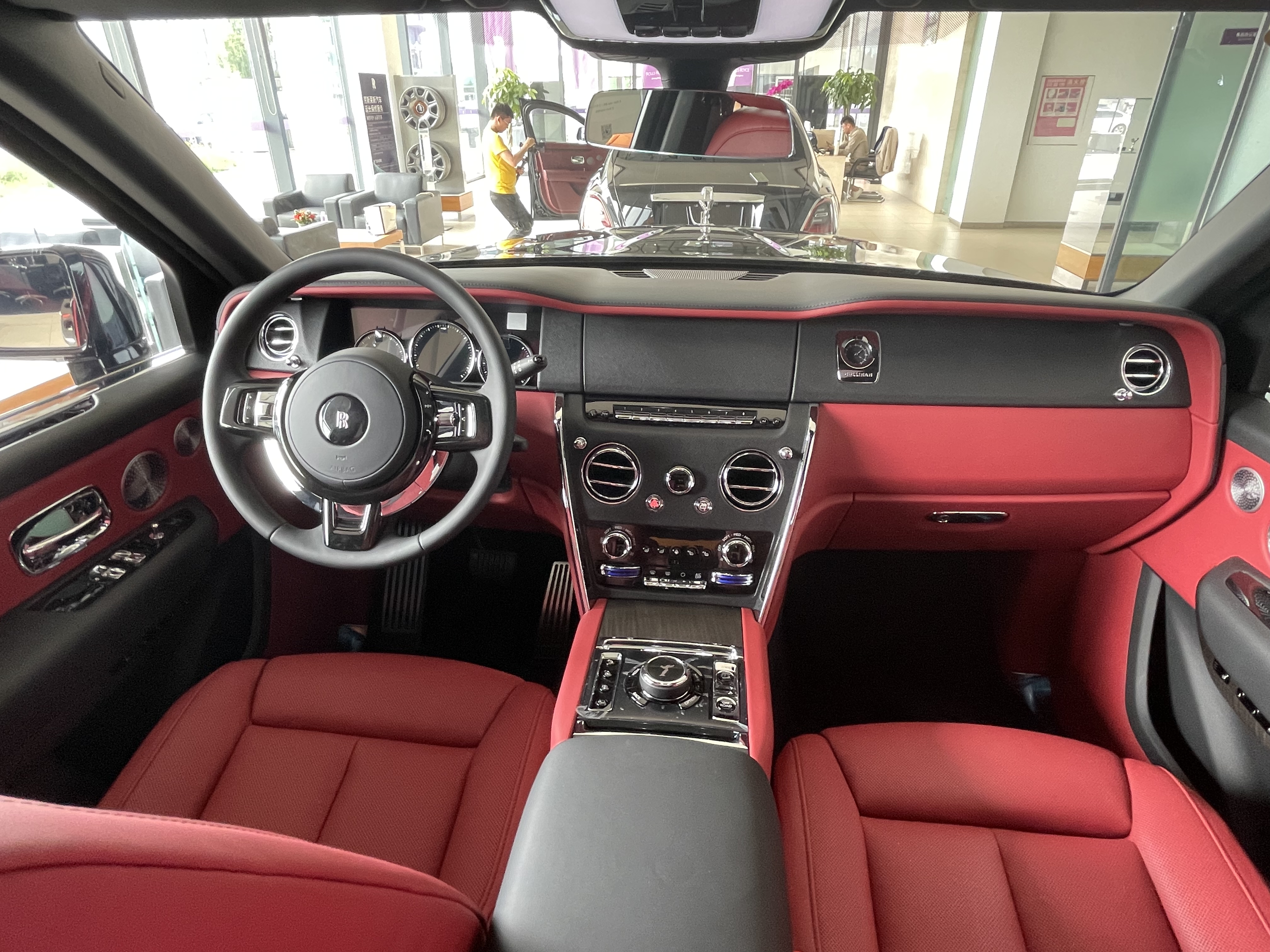 顶级豪华suv劳斯莱斯库里南 搭配骚红色可否惹了你的眼?