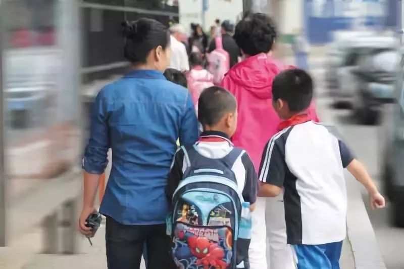 「群变」人民日报谈家长群变味儿 家长群没错，错的是家校权责不清