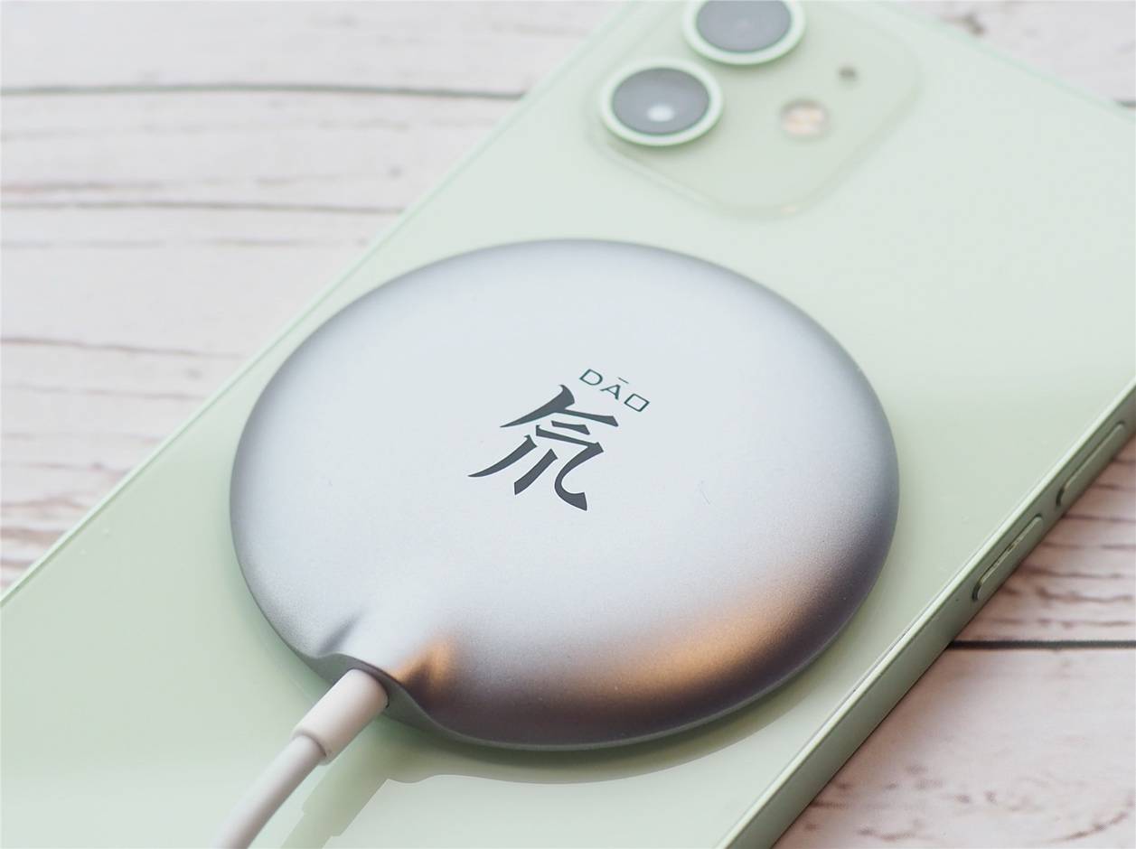 iPhone 12配件努比亚磁吸快充上手体验：好用不发热，带壳不脱落