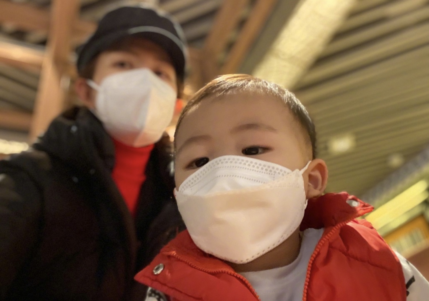 蔡少芬曬與兒子同框，母子倆戴口罩出行，魚蛋圓頭圓腦萌態十足