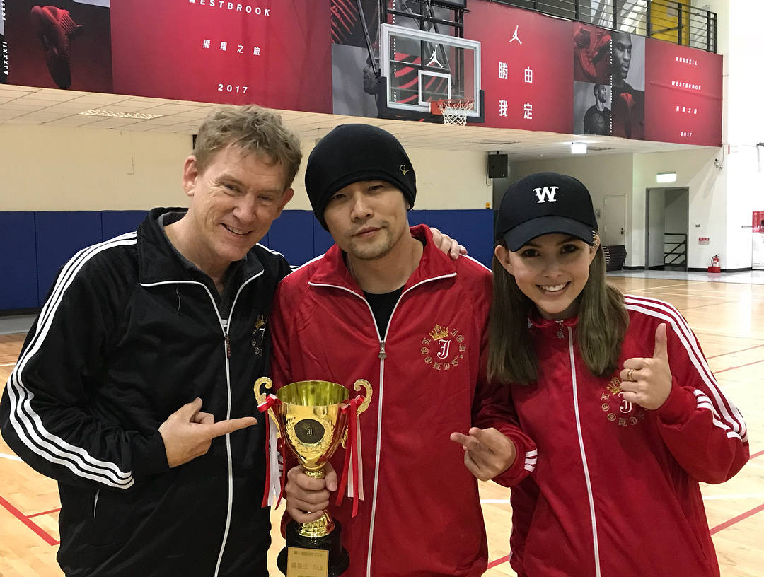 周杰倫曬照為岳父慶生，不叫“爸爸”叫名字，翁婿相處方式像兄弟