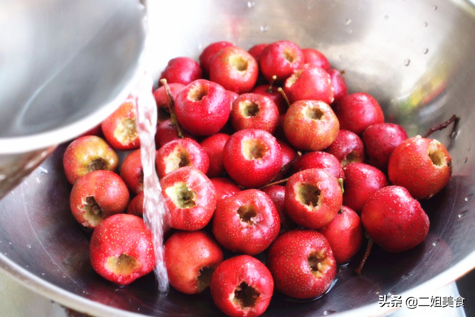 秋天山楂便宜，买几斤在家做山楂糕，酸甜可口，不用出去买