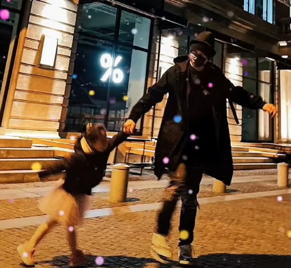 陳赫帶女兒逛街，4歲安安現瘋狂購物慾，老父親要啥買啥超寵溺