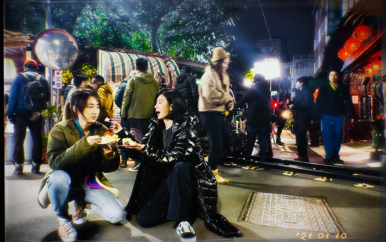 柯佳嬿曬慶生照，與賈靜雯蹲吃蛋糕接地氣，曾之喬發文送祝福