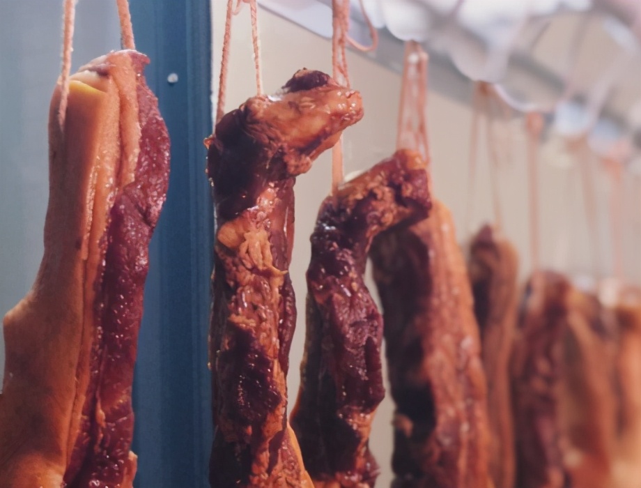 It’s the season of curing bacon again, don’t just put salt, one trick, bacon has a stronger aroma and keep it for a long time
