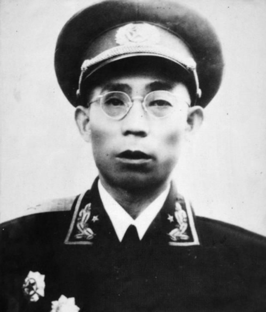 新婚妻子被霸占，他愤而离家，20年后成开国将军，地主被吓得自缢