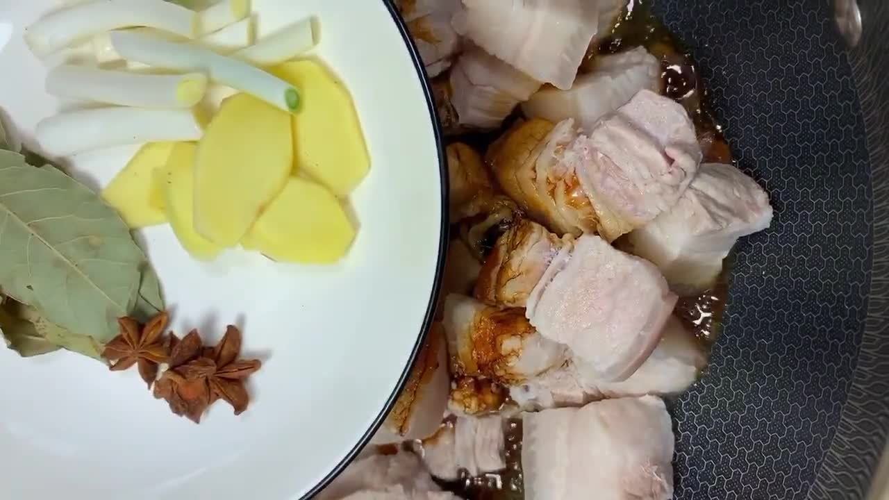 The homemade version of braised pork is fat but not greasy and thin but not firewood. It looks like amber and is super attractive
