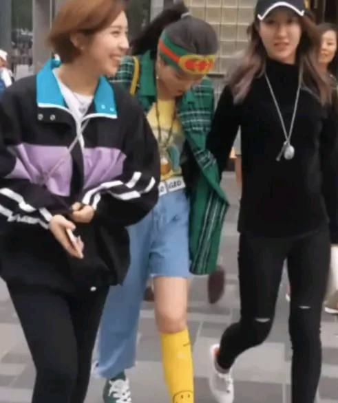 网友街头偶遇赵本山女儿，半只腿穿1\u002F4裤子，