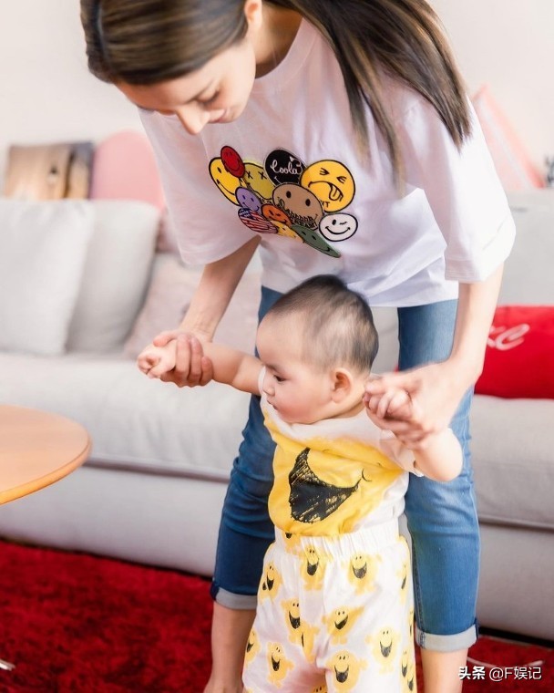 陳凱琳獨自拿幾大袋東西節儉搭電車回家還與老公鄭嘉穎暗暗撒狗糧