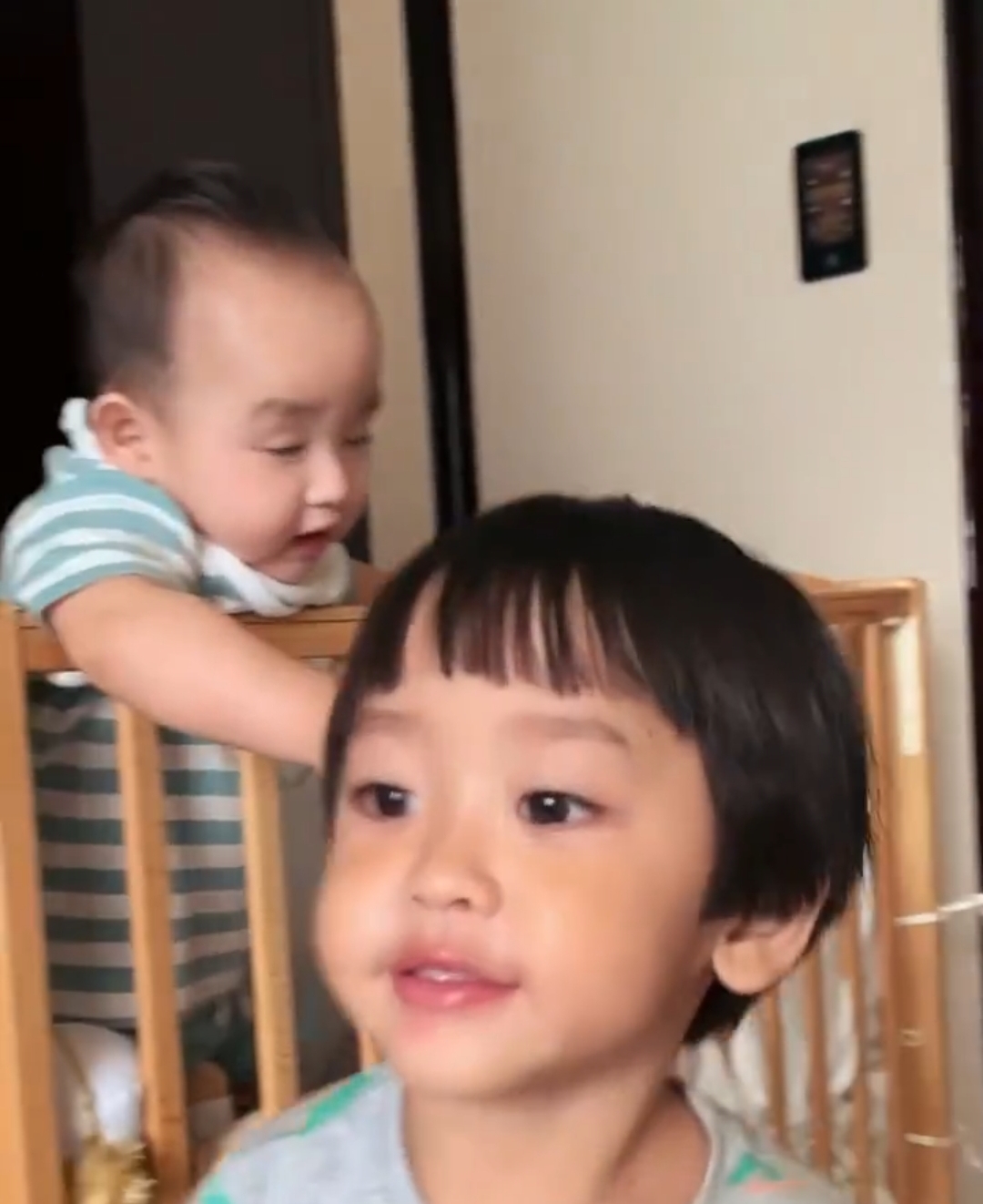 郑嘉颖次子满一周岁，陈凯琳晒照为其庆生，弟弟和哥哥像双胞胎