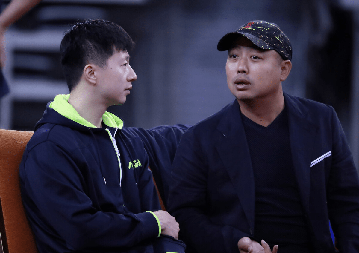 全红婵也追星？给樊振东剥肉肠，靠在肩头合影
